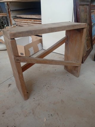 Banqueta de madera antigua