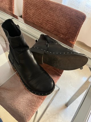 Botas niña Zara negras con tachuelas.