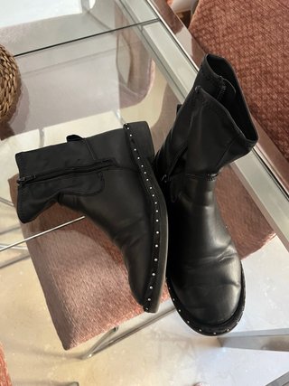 Botas niña Zara negras con tachuelas.