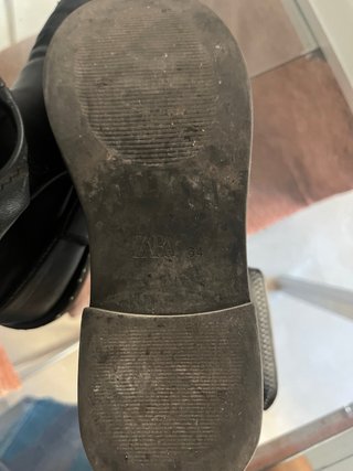 Botas niña Zara negras con tachuelas.