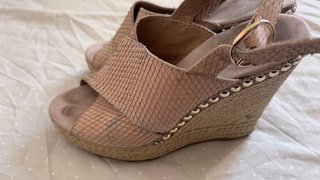 Sandalias cuña rosa nude piel serpiente