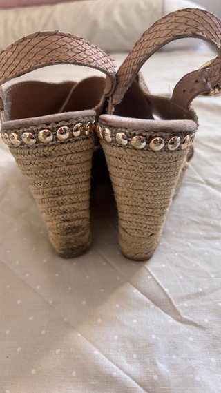 Sandalias cuña rosa nude piel serpiente