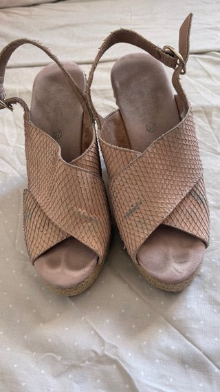 Sandalias cuña rosa nude piel serpiente