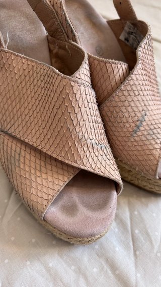 Sandalias cuña rosa nude piel serpiente
