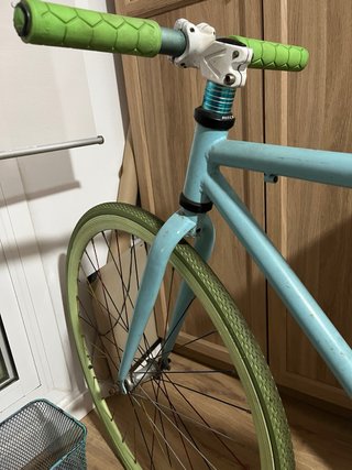 Bicicleta Fixie Azul con Canasta