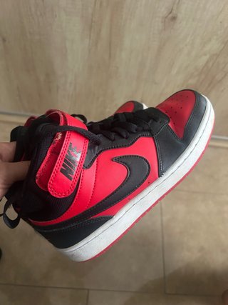 Zapatillas Nike rojas y negras