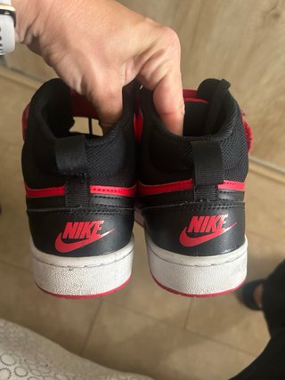 Zapatillas Nike rojas y negras