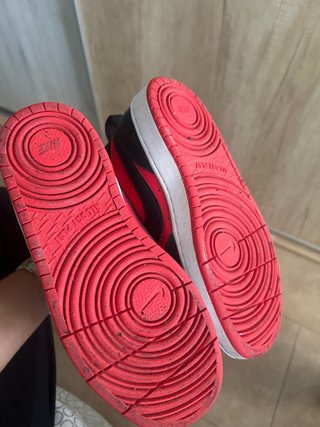 Zapatillas Nike rojas y negras