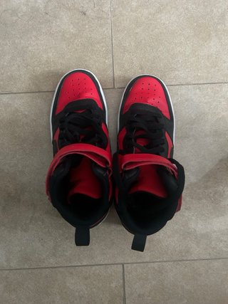 Zapatillas Nike rojas y negras