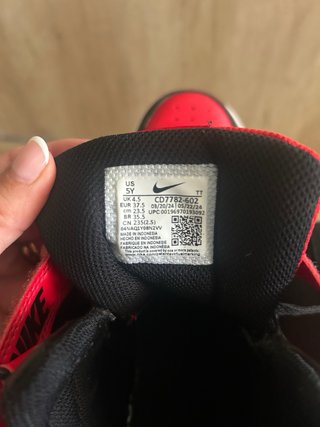 Zapatillas Nike rojas y negras