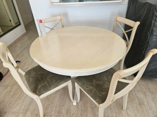 Mesa redonda y 4 sillas de madera
