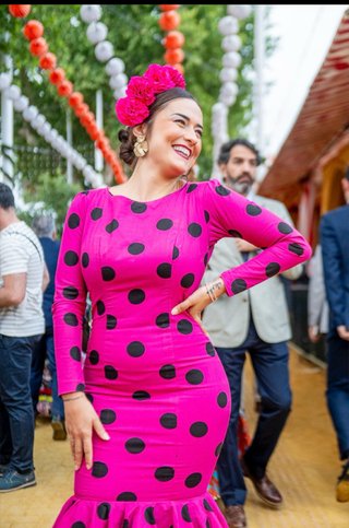 Vestido de flamenca rosa con lunares negros