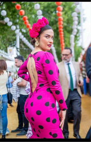 Vestido de flamenca rosa con lunares negros