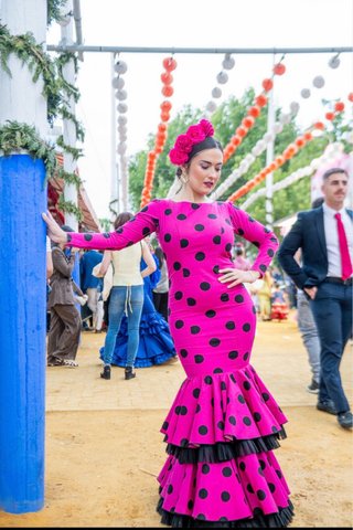 Vestido de flamenca rosa con lunares negros