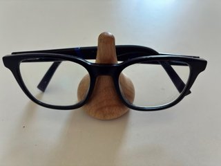 Soporte de madera para gafas