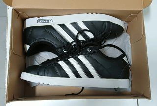 Zapatillas Adidas Negras y Blancas