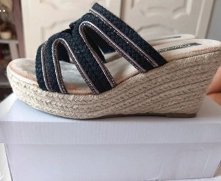 Cuñas negras y beige