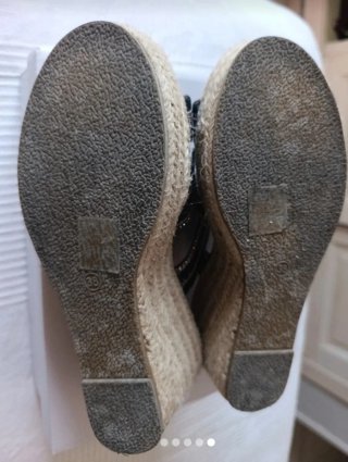 Cuñas negras y beige