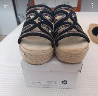 Cuñas negras y beige