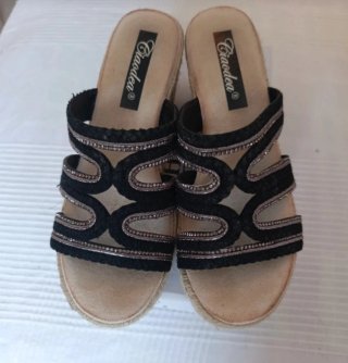Cuñas negras y beige