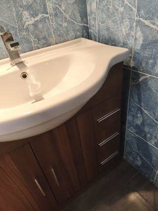 Mueble de lavabo madera y cerámica