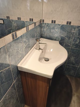 Mueble de lavabo madera y cerámica