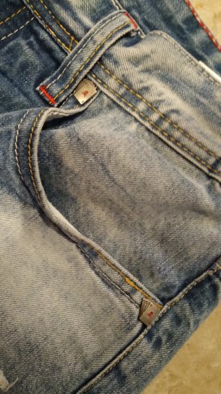 Jeans strappati con toppe nuovi