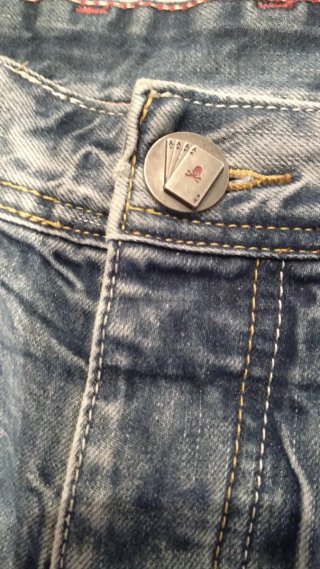 Jeans strappati con toppe nuovi
