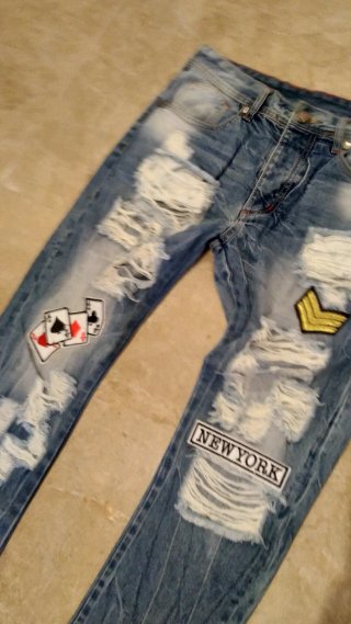 Jeans strappati con toppe nuovi