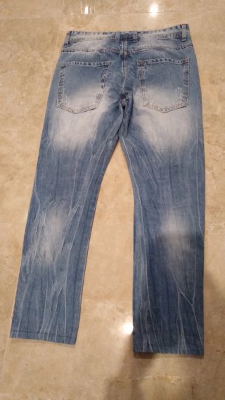 Jeans strappati con toppe nuovi