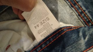 Jeans strappati con toppe nuovi