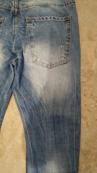 Jeans strappati con toppe nuovi