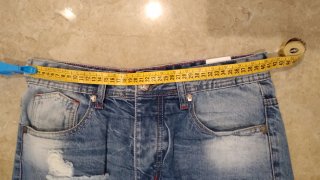 Jeans strappati con toppe nuovi