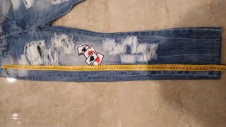 Jeans strappati con toppe nuovi