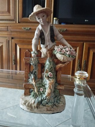 Figura de porcelana niño con flores