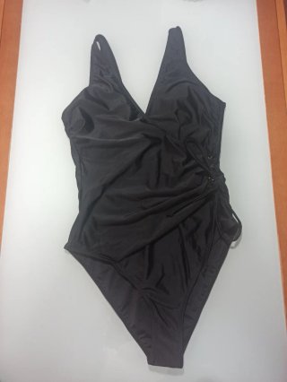 Bañador negro de mujer. Talla L. Shein