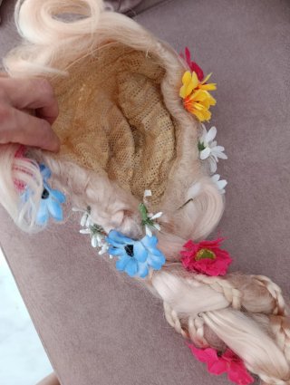 Peluca larga trenzada con flores adulto
