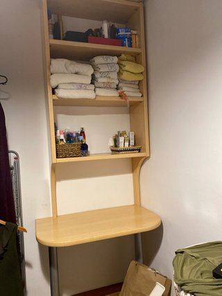 Escritorio y estantes de pared