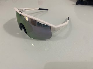 Gafas de sol deportivas blancas