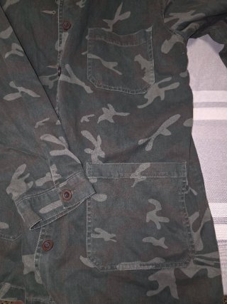 Chaqueta Pull&Bear Camuflaje Talla L