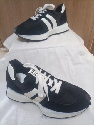 Zapatillas deportivas negras y blancas