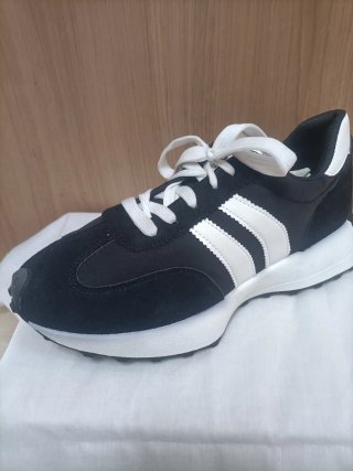 Zapatillas deportivas negras y blancas