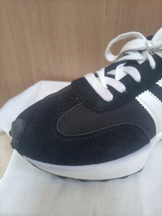 Zapatillas deportivas negras y blancas
