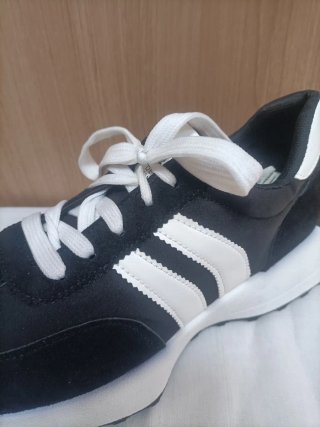 Zapatillas deportivas negras y blancas