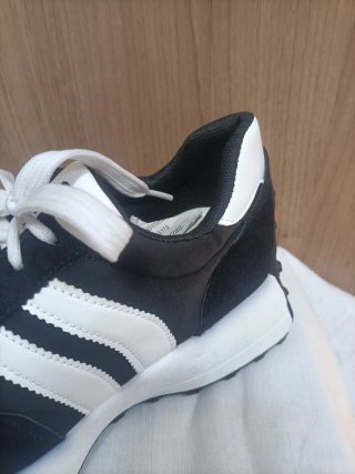 Zapatillas deportivas negras y blancas