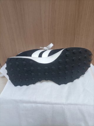 Zapatillas deportivas negras y blancas