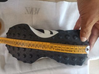 Zapatillas deportivas negras y blancas