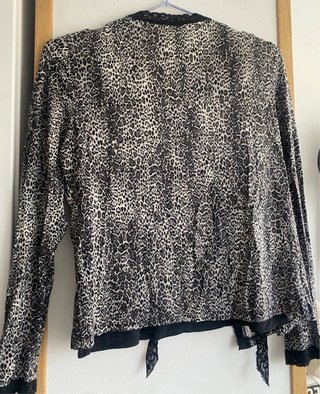 Conjunto top y chaqueta estampado leopardo