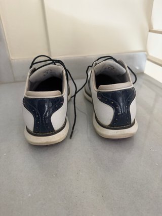 Zapatos de golf blancos y azules