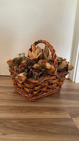 Cesta de mimbre decorativa